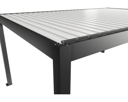 Detail terasového zastrešenia s kovovou konštrukciou a lamelovou strechou