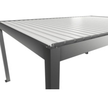 Detailný pohľad na terasové zastrešenie s kovovou strechou