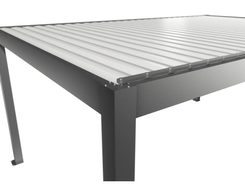 Detailný pohľad na terasové zastrešenie s kovovou strechou