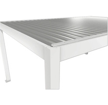 Detailný pohľad na altánok s kovovou lamelovou strechou a bielym rámom