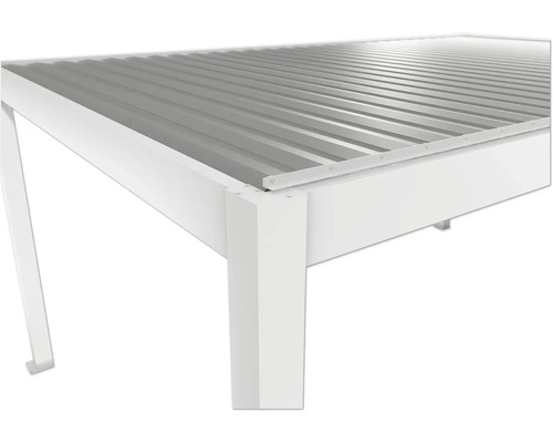 Detailný pohľad na altánok s kovovou lamelovou strechou a bielym rámom