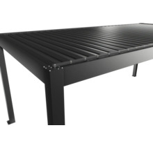 Detailný pohľad na čierne kovové zastrešenie terasy