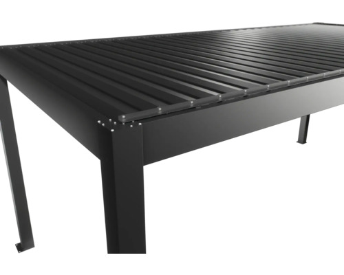 Detailný pohľad na čierne kovové zastrešenie terasy