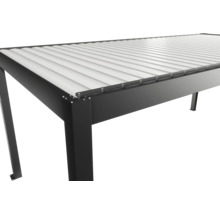 Detailný pohľad na čierne terasové zastrešenie s lamelovou strechou