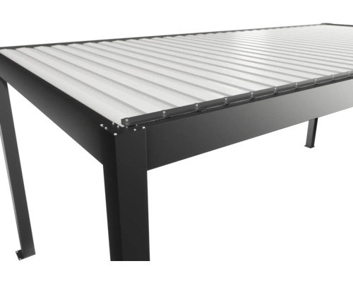 Detailný pohľad na čierne terasové zastrešenie s lamelovou strechou