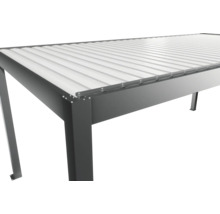 Detailný pohľad na carport s kovovou konštrukciou a lamelovou strechou