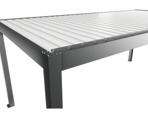 Detailný pohľad na carport s kovovou konštrukciou a lamelovou strechou