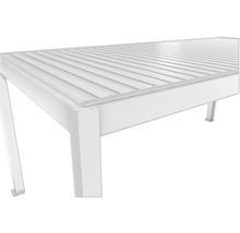 Biely záhradný stôl s lamelovou štruktúrou