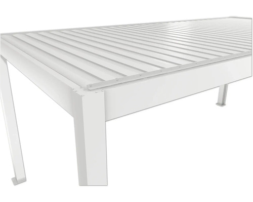 Biely záhradný stôl s lamelovou štruktúrou