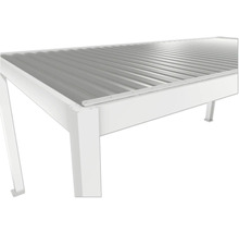 Detailný pohľad na prístrešok pre auto s oceľovou konštrukciou a trapézovou plechovou strechou