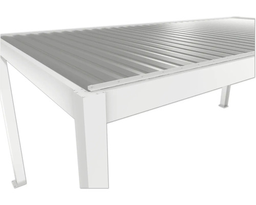 Detailný pohľad na prístrešok pre auto s oceľovou konštrukciou a trapézovou plechovou strechou