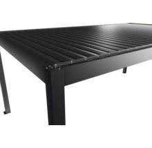 Detailný pohľad na čierny terasový prístrešok s lamelovou strechou