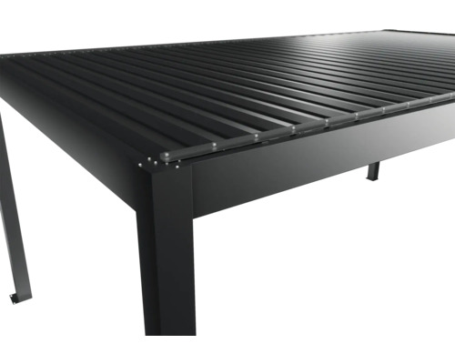 Detailný pohľad na čierny terasový prístrešok s lamelovou strechou