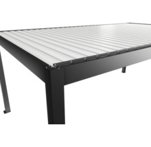 Detailný pohľad na zastrešenie terasy s kovovým rámom a lamelovou strechou