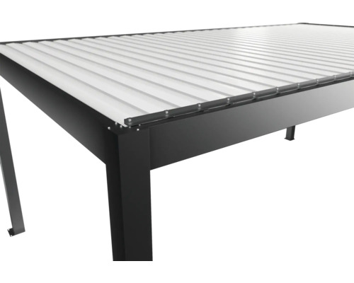 Detailný pohľad na zastrešenie terasy s kovovým rámom a lamelovou strechou