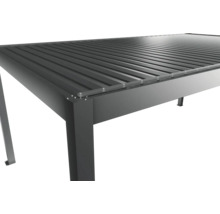 Detailný pohľad na sivé terasové zastrešenie s lamelovou strechou