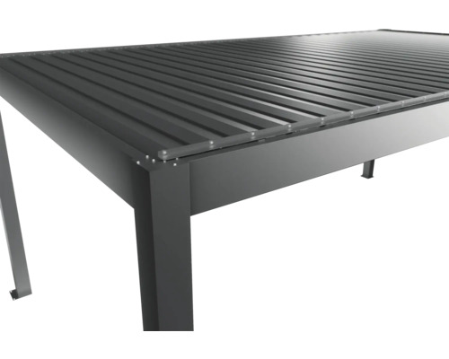 Detailný pohľad na sivé terasové zastrešenie s lamelovou strechou