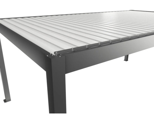 Detailný pohľad na kovový altánok s lamelovou strechou