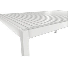 Detailný pohľad na terasovú strechu s oceľovým rámom a lamelovou strechou