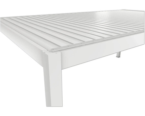 Detailný pohľad na terasovú strechu s oceľovým rámom a lamelovou strechou