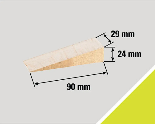Drevený klin s rozmermi 90 mm dĺžka, 24 mm výška a 29 mm šírka.