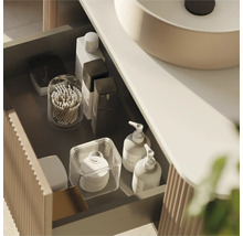 Kúpeľňová skrinka s otvorenou zásuvkou a rôznymi kúpeľňovými potrebami