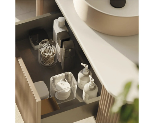 Kúpeľňová skrinka s otvorenou zásuvkou a rôznymi kúpeľňovými potrebami