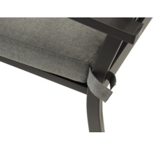 Detailný pohľad na podsedák stoličky s upevňovacím popruhom