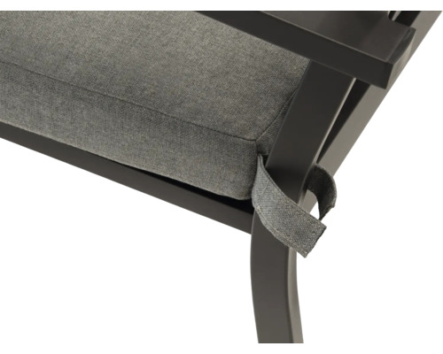 Detailný pohľad na podsedák stoličky s upevňovacím popruhom