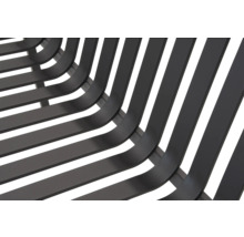 Detailný pohľad na lavičku s lamelami z kovu