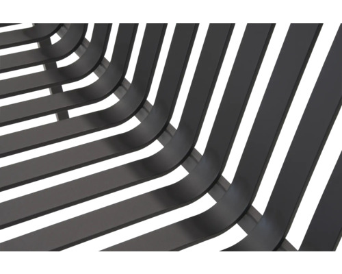 Detailný pohľad na lavičku s lamelami z kovu