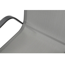 Detailný záber záhradnej stoličky so sieťovanou štruktúrou