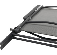 Detailný záber lehátka na opaľovanie s rámom a ložnou plochou z textilnej tkaniny