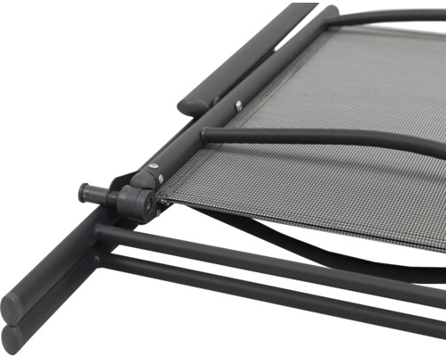 Detailný záber lehátka na opaľovanie s rámom a ložnou plochou z textilnej tkaniny