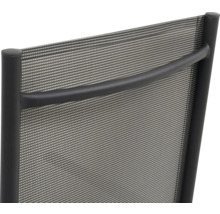 Detailný pohľad na operadlo záhradnej stoličky s textilným poťahom a kovovým rámom.