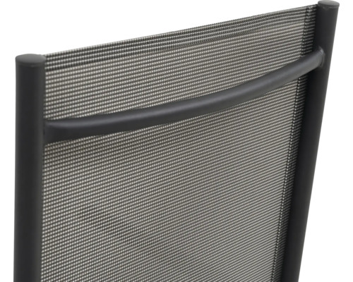 Detailný pohľad na operadlo záhradnej stoličky s textilným poťahom a kovovým rámom.