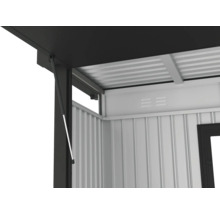 Detailný pohľad na záhradný altánok s otvoreným oknom a plynovou pružinou