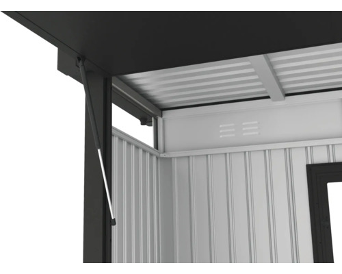 Detailný pohľad na záhradný altánok s otvoreným oknom a plynovou pružinou