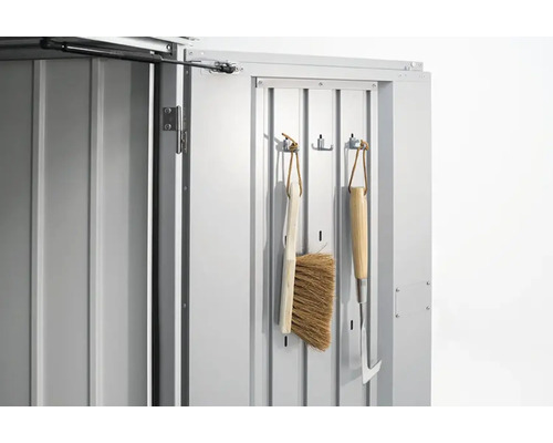 Vnútorný pohľad na záhradný domček s háčikmi na zavesenie záhradného náradia