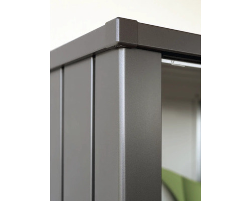 Detailný pohľad na kovový box na náradie