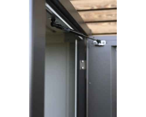 Detailný pohľad na dvere s plynovou pružinou pre box na náradie