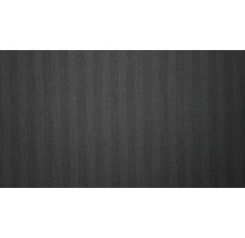 Detail šedého koberca s pruhovaným vzorom