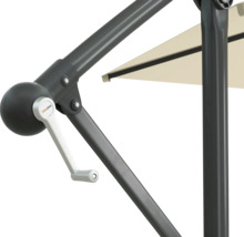 Detailný záber slnečníka s kľukovým mechanizmom a logom Soluna