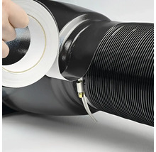 Na obrázku je vidieť flexibilná vetracia hadica, ktorá je utesnená lepiacou páskou.