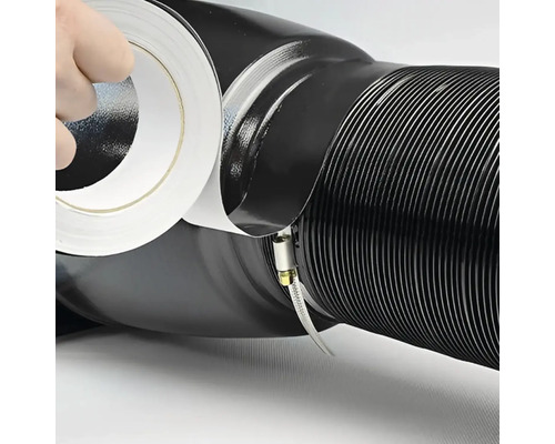 Na obrázku je vidieť flexibilná vetracia hadica, ktorá je utesnená lepiacou páskou.