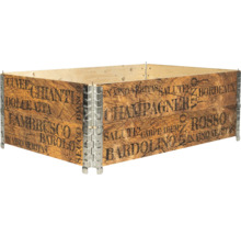 Drevený vyvýšený záhon s potlačou rôznych odrôd vína