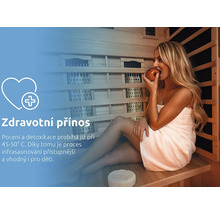 Žena v infračervenej saune so zdravotnými benefitmi