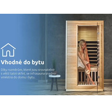 Žena v drevenej infrasaune v interiéri