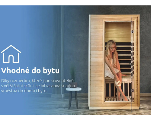 Žena v drevenej infrasaune v interiéri