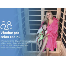 Žena a dieťa sedia v infrasaune
